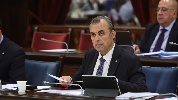 El conseller d'Eduació balear, Antoni Vera, al Parlament (Foto Europa Press)