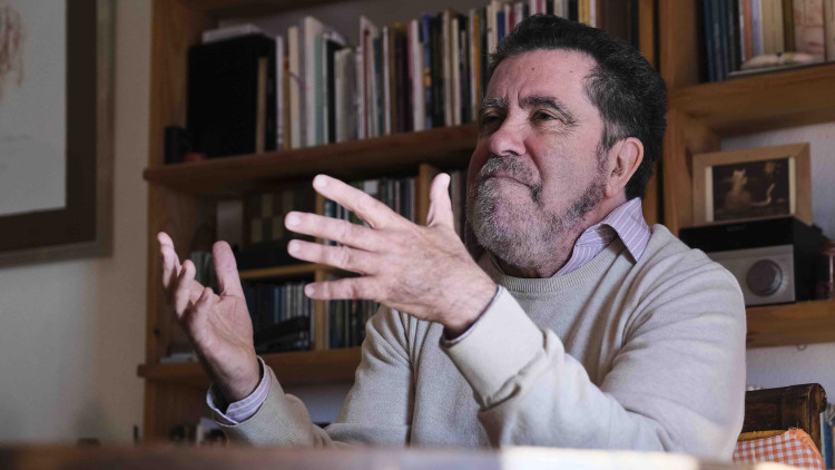 Marià Sànchez Soler, fotografiat en el saló de sa casa, durant l'entrevista.. Eliseu T. Climent