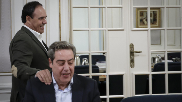 El fins ara síndic del PPCV a les Corts, Juan Francisco Pérez Llorca, saluda el síndic de Vox, José María Llanos, el 10 de novembre passat.. José Cuéllar-Corts Valencianes
