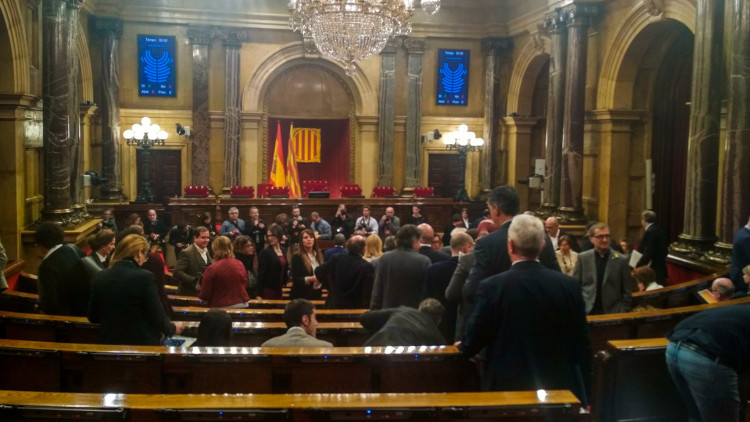 Els diputats marxen de l'hemicicle un cop ajornat l'inici del ple