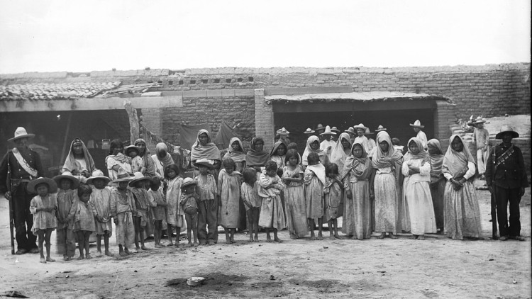 Durant la primera dècada del segle XX,  l’Estat mexicà va deportar el poble yaqui del seu territori nadiu a Sonora, al nord-oest de Mèxic, fins al Yucatán, al sud-est de l’Estat Viquipèdia