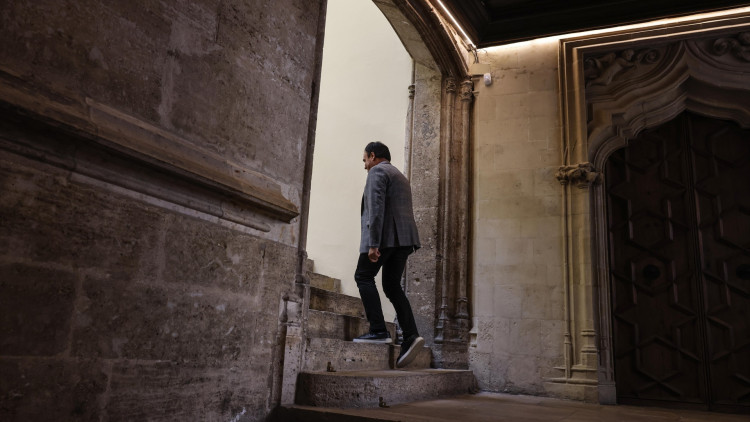 Pérez Llorca abandona el pati gòtic del Palau de la Generalitat després d'anunciar els membres del seu Govern.. Europa Press