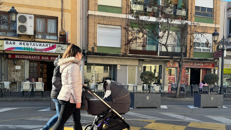Estampa d'una parella amb un xiquet a Paterna, la comarca de l'Horta| Europa Press