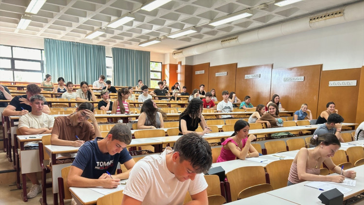 Alumnes a classe fent una prova (Foto Europa Press)