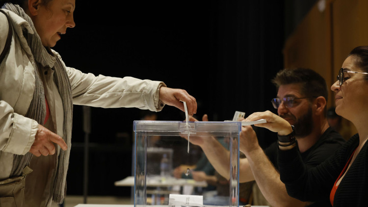 Una dona exerceix el seu dret al vot en les últimes eleccions catalanes.. Europa Press