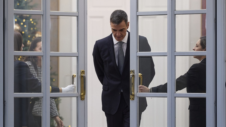 El president del Govern espanyol, Pedro Sánchez, eixint per la porta de la Moncloa.. Europa Press