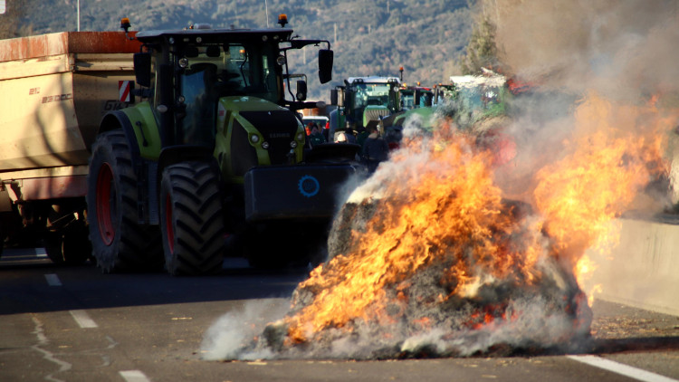 Agricultors i ramaders catalans protesten per l'acord amb el Mercosur. ACN
