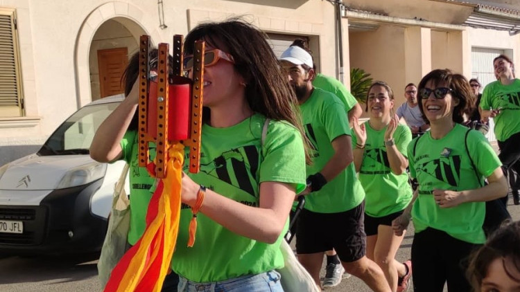 Imatge d'una edició anterior del Correllenguam, amb la Flama per la Llengua (Foto Obra Cultural Balear)