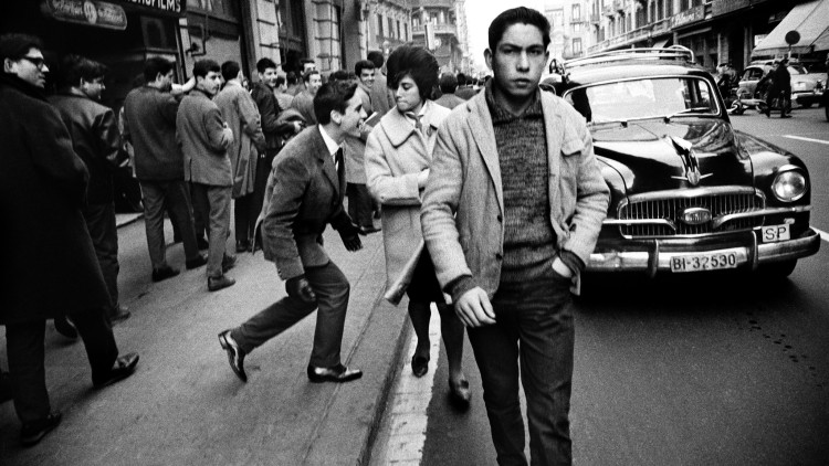 El piropo a la Via Laietana, obra de Xavier Miserachs publicada a 'Barcelona. Blanc i negre' (1964). Xavier Miserachs
