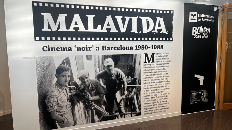 Entrada a l'exposició Malavida: fotografia del rodatge de 'Hay un camino a la derecha' de Rovira Beleta. De dreta a esquerra: Milton Stefani, Salvador Torres Garriga i Francisco Pérez-Dolz (després director)
