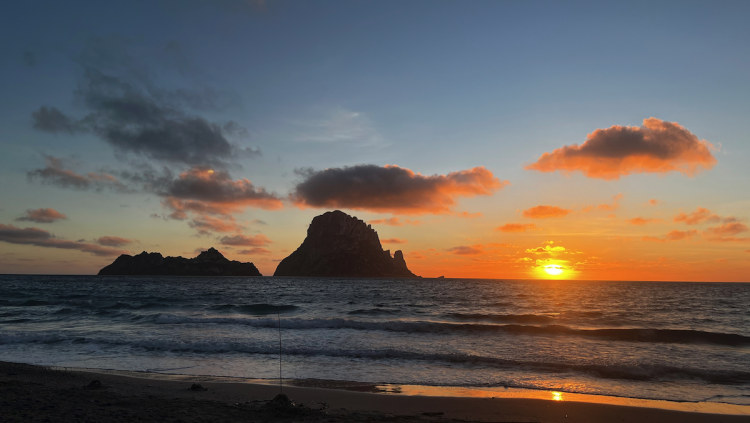 L’illot des Vedrà i el des Vedranell (a l’esquerra) des de Cala d’Hort, rebatejada com a Atlantis pels hippies.. ÀLEX MILIAN
