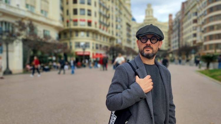 L'escriptor Jordi Colonques en la Plaça de l'Ajuntament, un dels epicentres de 'Carnívora', la seua darrera novel·la. Xavier Aliaga