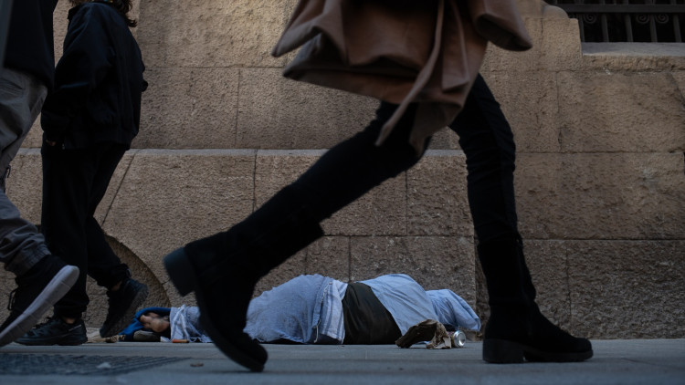 Una persona sense sostre dorm a un carrer de Barcelona. EUROPA PRESS