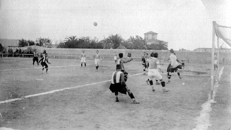 El Club Natació Alacant i l'equip txec del Nuselsky SK de Praga disputen un partit en 1923 al desaparegut camp de la Florida.. Arxiu de Josep Miquel Garcia