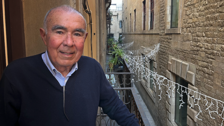 Carlo Sechi, a tocar del Palau de la Generalitat. ÀLEX MILIAN
