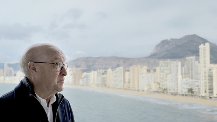 Toni Mayor, fotografiat des del Raco de l'Oix de Benidorm, amb la platja de Llevant en primer terme i la de Ponent al fons.. Eliseu T. Climent