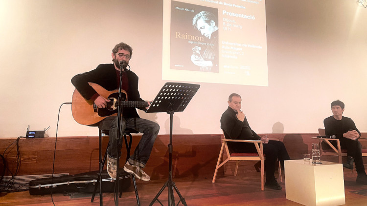 Borja Penalba interpreta un tema de Raimon amb Miquel Alberola, autor del llibre,