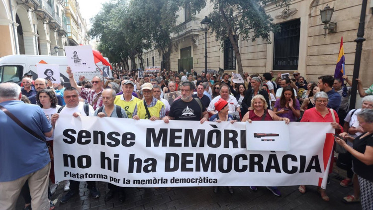 Concentració memorialista davant del Parlament balear (Foto Europa Press)