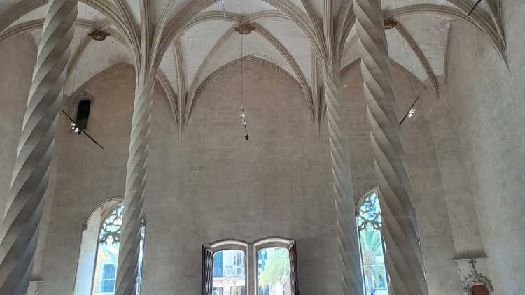 Interior de la Llontja de Palma, amb les característiques columnes,