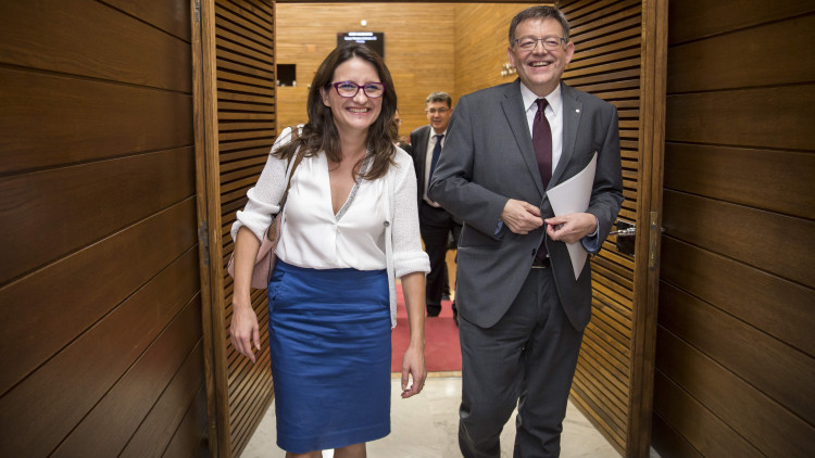 El president de la Generalitat Valenciana, Ximo Puig, i la vicepresidenta, Mónica Oltra, abandonen l'hemicicle en una sessió parlamentària de 2017.. Miguel Lorenzo