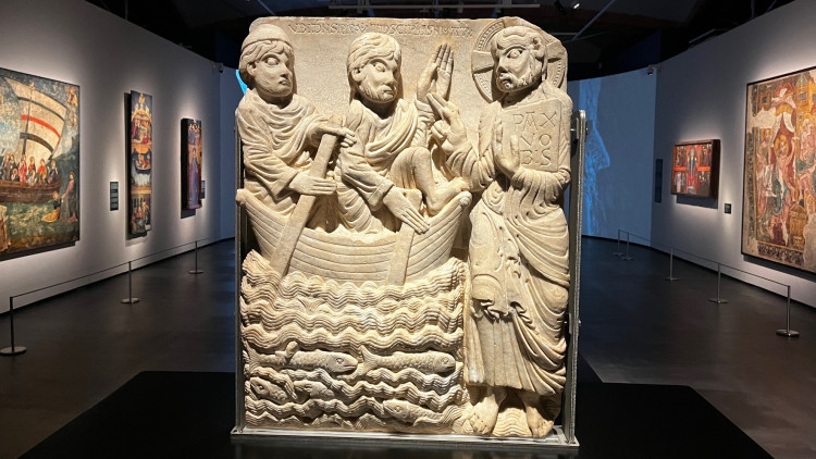 'Aparició de Jesús als seus deixebles al mar', una part de l'antiga portalada de Sant Pere de Rodes, del Mestre de Cabestany (Museu Marés). Àlex Milian