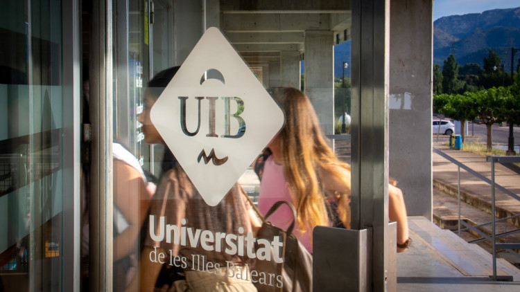 Entrada a un centre de la Universitat de les Illes Balears (Foto Europa Press)