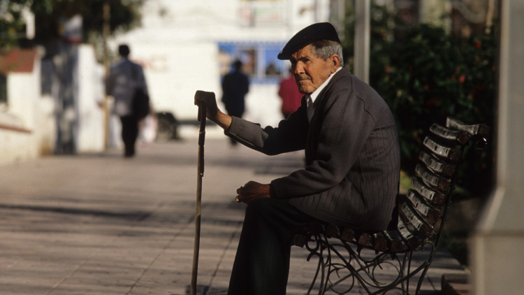 Un home sentat en un banc| Rafa Gil