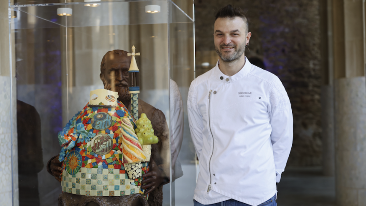 El pastisser Adan Sàez (Xocosave) de Riudoms amb l'obra L'ou de la creació // PARK GÜELL. ÀLEX MILIAN