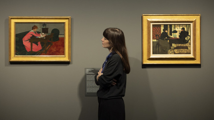 A l'esquerra, 'Misia a son bureau', de Félix Vallotton; a la dreta 'Deux femmes sous la lampe' de Vuillard (Tots dos del Musée de l'Annonciade, Saint Tropez) // FUNDACIÓ CATALUNYA LA PEDRERA