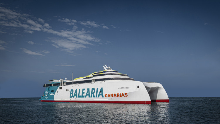 Estampa d'un vaixell de Baleària a les illes Canàries| Baleària