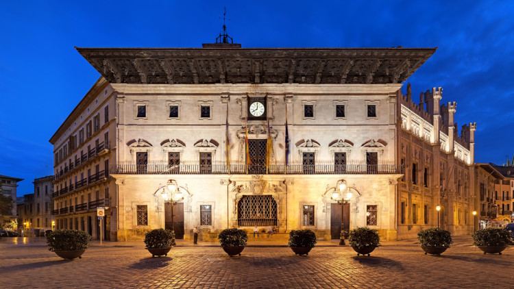 Façana principal de l'Ajuntament de Palma, a la plaça de Cort.