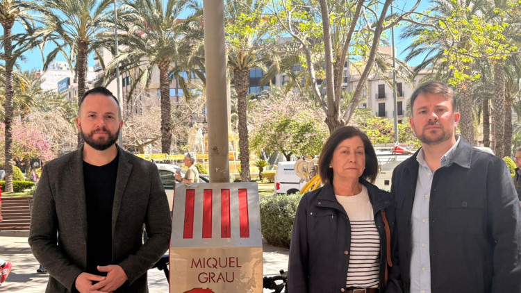 El regidor de Compromís a Alacant, Rafa Mas, i Alberto Ibáñez, diputat de Compromís al Congrés, junt amb la germana de la víctima de l'extrema dreta