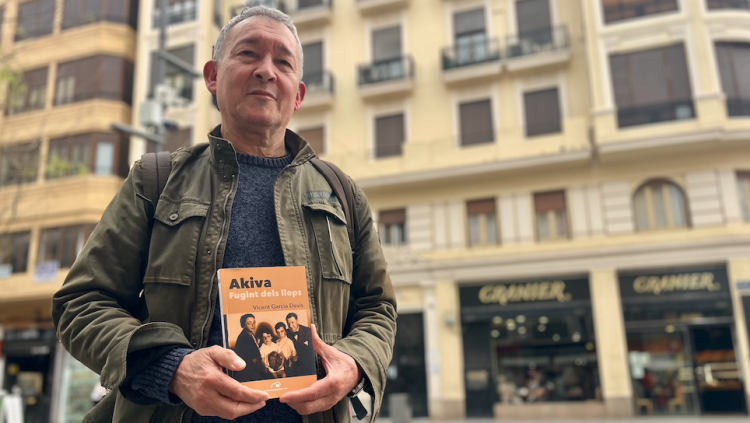 El periodista valencià Vicent Garcia Devís, amb un exemplar del seu llibre.