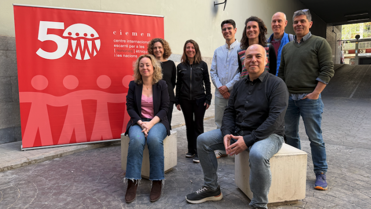 Representants de les entitats adherides a la iniciativa d'actualitzar la Declaració. Asseguts: Vicenta Tasa, Catedràtica de la UV i representant del PEN català, i David Minoves, president del CIEMEN. Natàlia Segura /ACN