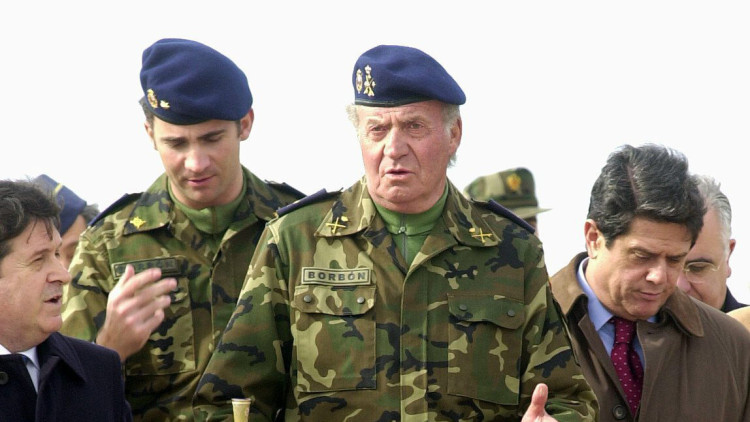 L'expresident de la Generalitat Valenciana i imputat al 'cas Bankia', José Luis Olivas, el monarca actual i l'emèrit, i l'exministre de Defensa, Federico Trillo| EFE