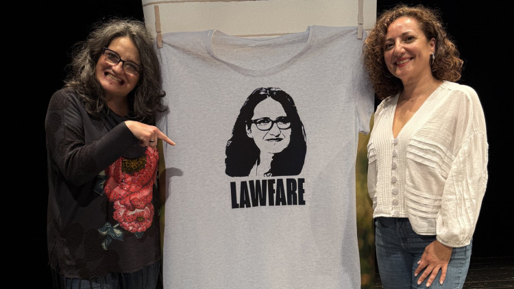Mónica Oltra i Mari Carmen González Vidal, autora del llibre ʻLawfareʼ, en el dia de la seua presentació, a Picanya.