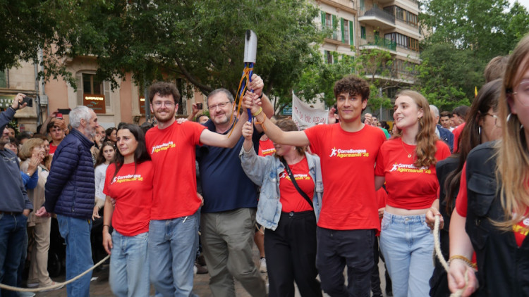 Antoni Llabrés, al centre, amb els portaveus de Joves per la Llengua i Correllengua Agermenat (Foto Joves per la Llengua)