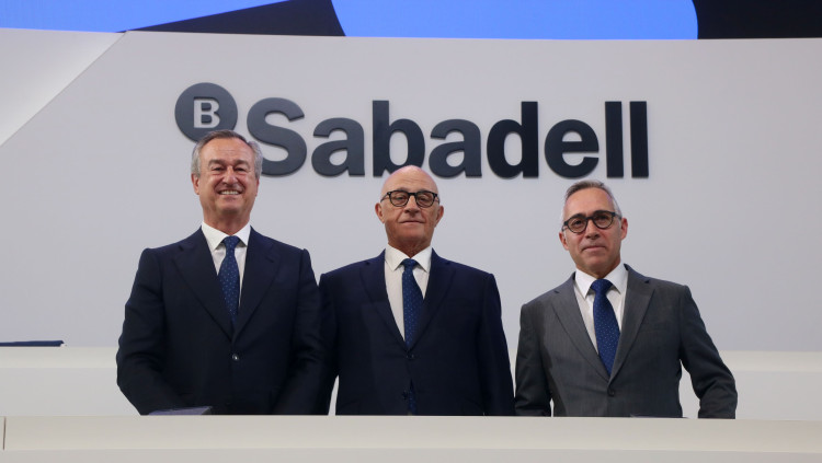 D'esquerra a dreta: l'antic conseller delegat del Banc Sabadell, César González-Bueno; el president de l'entitat, Josep Oliu; i el nou CEO de la companyia, Marc Armengol| Agència Catalana de Notícies