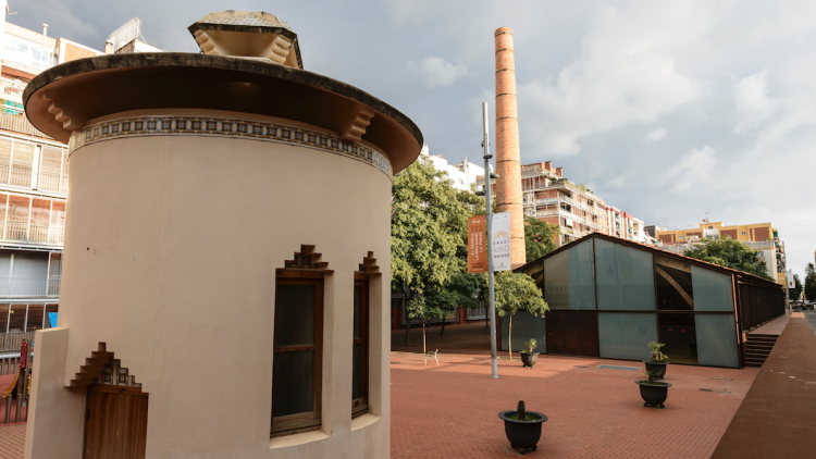 La Nau Gaudí i, en primer terme, l'edifici de les latrines // NAU GAUDÍ