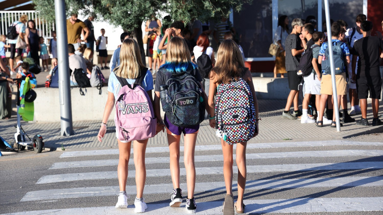 Alumnes davant d'un centre educatiu (Foto Europa Press)