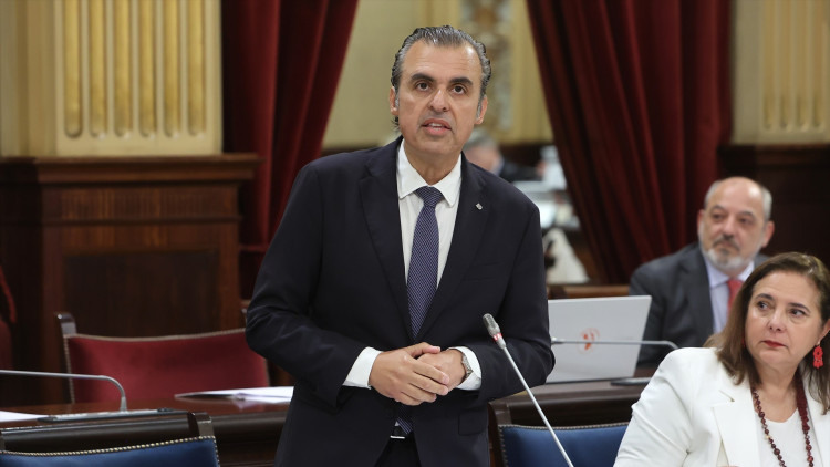 El conseller d'Educació balear, Antoni Vera, al Parlament (Foto Europa Press)