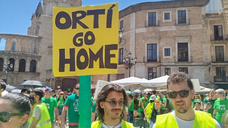Cartell contra la consellera d'Educació, Carmen Ortí, a la plaça de la Mare de Déu| Moisés Pérez. 
