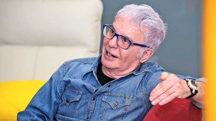 El novel·lista Ferran Torrent a sa casa de Sedaví, en un moment de l’entrevista.. Eliseu T. Climent