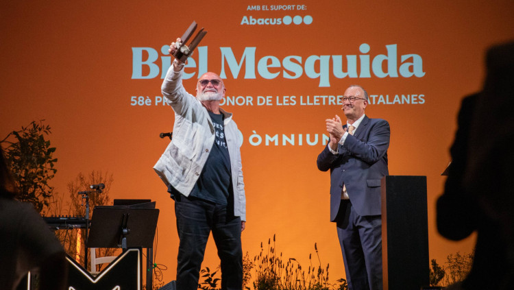 Biel Mesquida recull el Premi d'Honor // ÒMNIUM CULTURAL