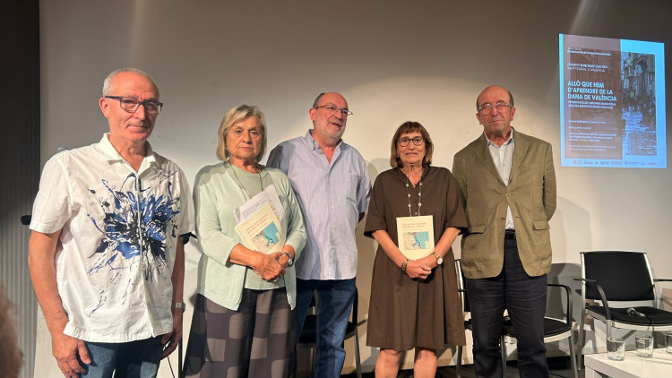 Francesc Martínez, Teresa Cabré (presidenta de l'IEC), Josep Lluís Miralles, Francesca Segura i Jaume Guillamet (curador del llibre). EL TEMPS