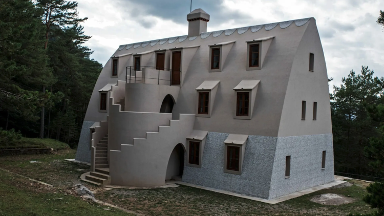 El xalet del Catllaràs, ubicat al bell mig de la serrà homònima.