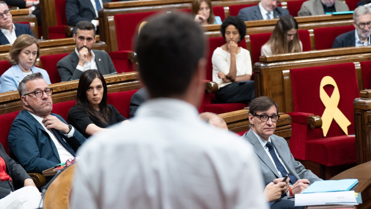 El president de la Generalitat de Catalunya, Salvador Illa, escolta David Cid, diputat dels Comuns, en un ple del Parlament. Dalt, a l'esquerra, el portaveu republicà, Josep Maria Jové.. Europa Press