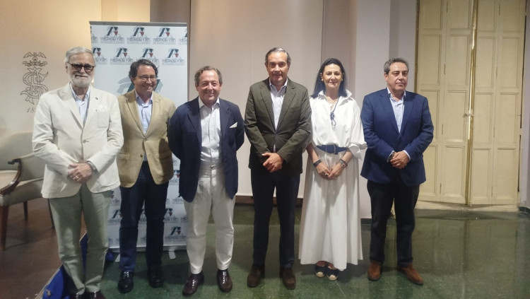 Estampa d'ambdós dirigents amb membres de la directiva del Casino d'Agricultura de València| Mosiés Pérez/EL TEMPS