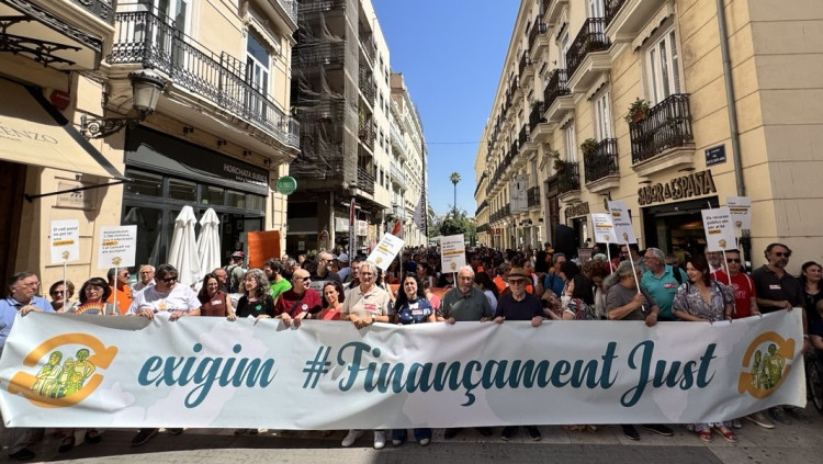 La Plataforma per un Finançament Just, aquest dimecres al matí, al costat de les Corts Valencianes. CCOO