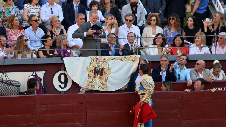 À Punt s'ha gastat 227.000 euros en oferir les corregudes de bous de la Fira de Sant Isidre, a Madrid. A la imatge, el monarca espanyol Felip VI en una de les jornades taurines| Europa Press. 